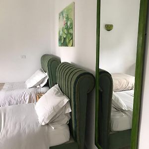 Zimmer mit zwei Einzelbetten