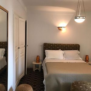 Zimmer mit Kingsize-Bett